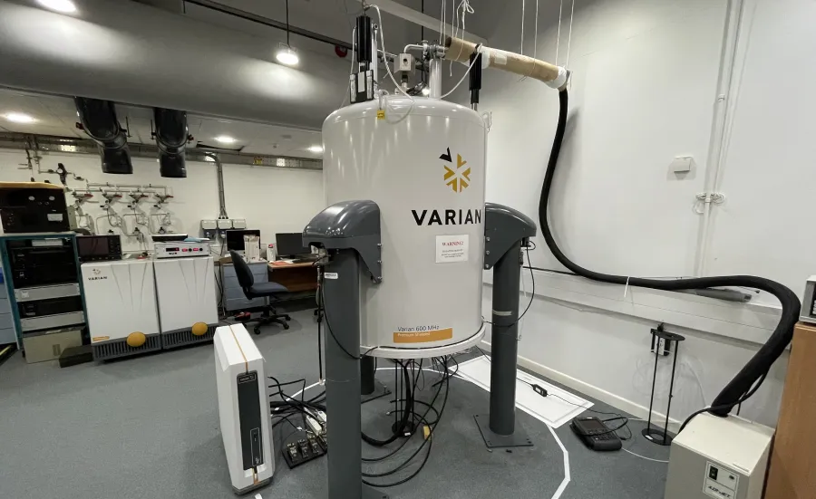 Laboratory with a Varian NMR System 600 MHz Dual Solids/Solution NMR System device