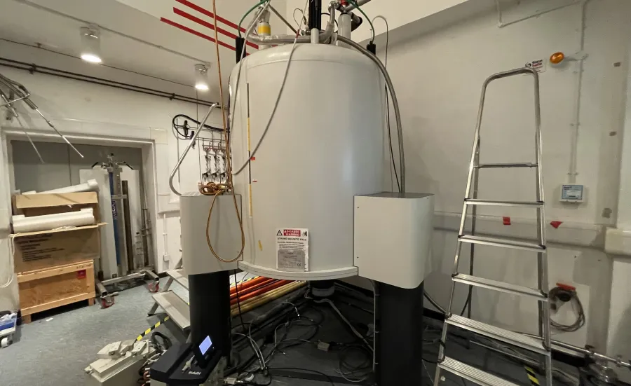 Laboratory with a Bruker Avance II+ 600MHz solid-state NMR system device