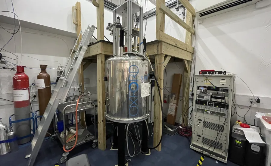 Laboratory with a Bruker Neo 400MHz NMR system device