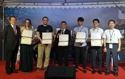 Jenny (2nd from left) receiving the prize from Prof Tamaki Ura.