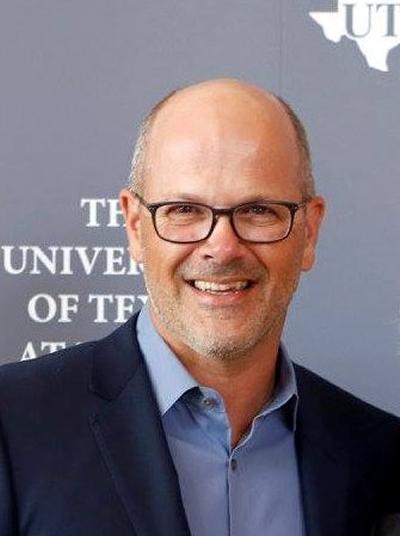 Portrait photo of Dr Nils Roemer