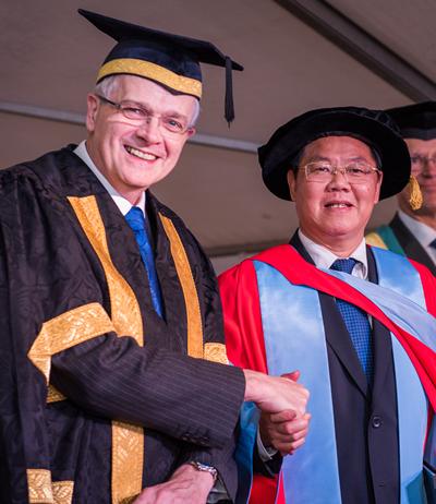 Professor Sir Christopher Snowden with Professor Zhu Chongshi
