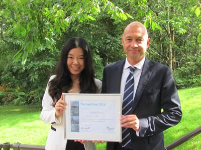 Andre Kroneberg (right) presenting the 2014 Gard Prize to LLM Maritime Law student Jingwen Zheng