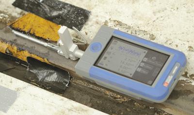 Surtronic S100 measuring leaf films on rail tracks