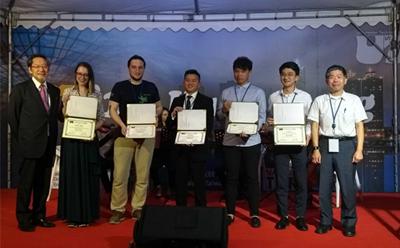  Jenny (2nd from left) receiving the prize from Prof Tamaki Ura
