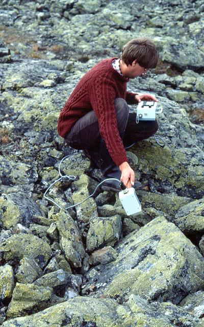 Measuring lichen reflectance on rocks with the MMR
