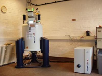 The 400/3 is equipped with a 5mm SMART probe for routine observation of proton, carbon, fluorine and phosphorous with deuterium lock fitted with z-gradient coils and an automatic sample changer.