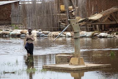 Child walks in floodwaters in Burundi. UNICEF