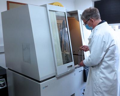 Sample loading on the Philips X'Pert Pro XRD machine