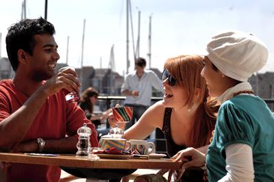 students-at-cafe