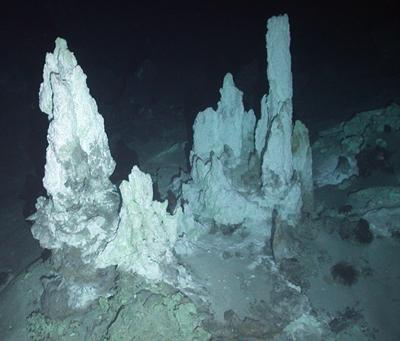 Chimneys composed of native sulfur at the Kemp Caldera (JC42 Science Party, 2010)