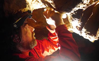 Sampling art in Maltravieso cave