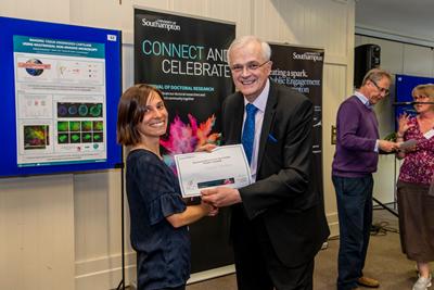 Catarina Moura receiving her award