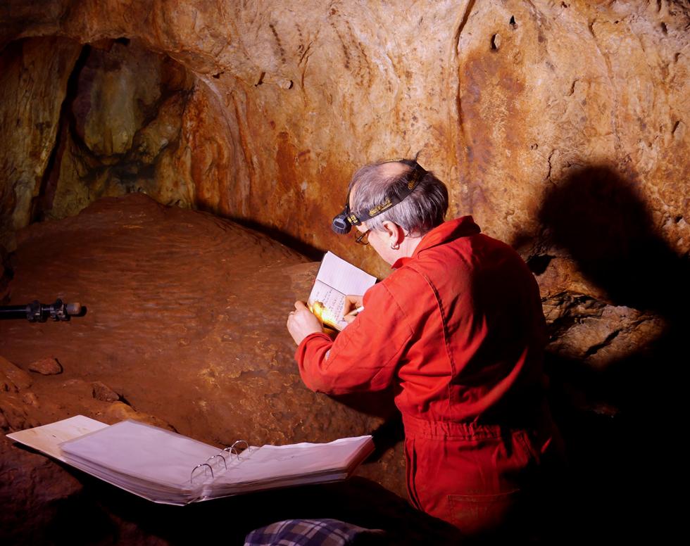 Professor Paul Pettitt (Durham University) in Maltravieso cave.