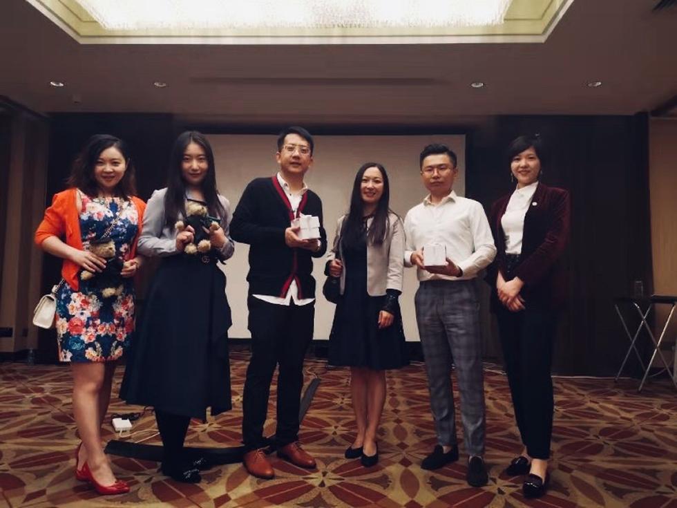 Song and alumni pose for photo with gifts