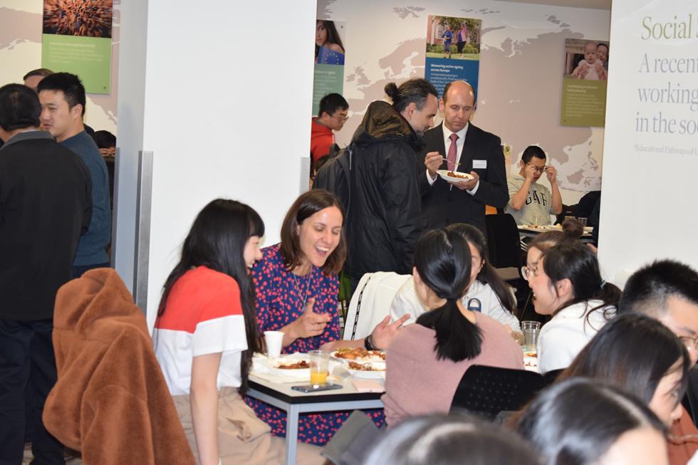 Miriam Gómez López and students at dinner