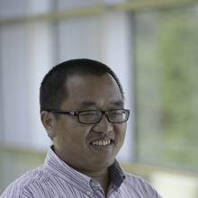 Thumbnail photo of Dr Hou-Duo Qi