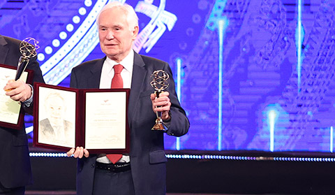 Sir David Payne receiving his prize