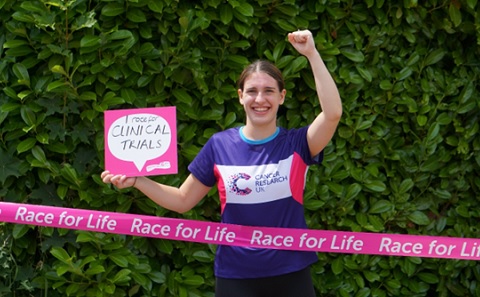 Katie Bishop in a CRUK t-shirt