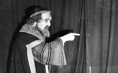 Meier Tzelniker on stage in the New Yiddish Theatre Company's performance of The Merchant of Venice. Abish Meisels can be seen in the prompt box. Object number: Y1-7