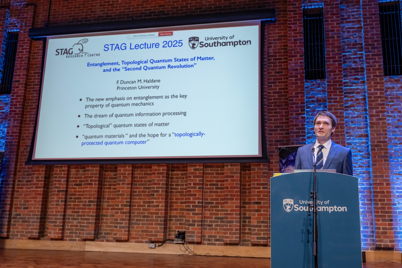 Dr Felix Haehl is introducing the speaker