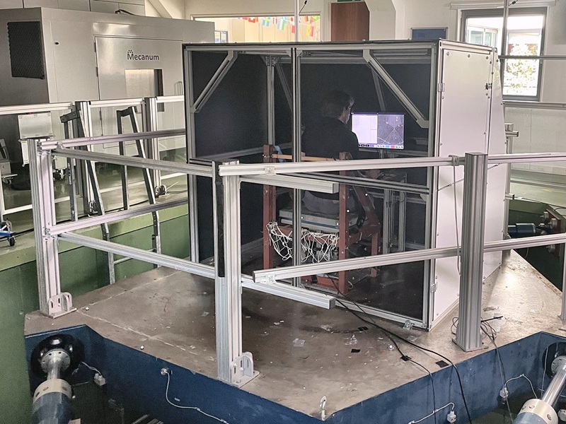 6-axis simulator with a cabin on