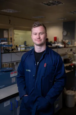 Portrait of Dan Stewart in the Viridi laboratory.