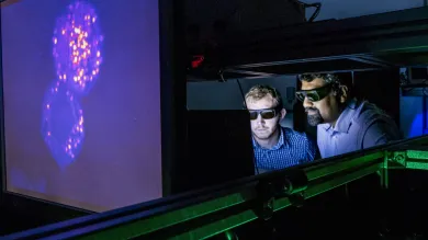 2 people in a chemistry lab