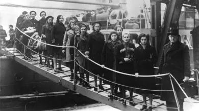Creative Commons Bundesarchiv_Bild_183-S69279: Jewish refugees disembarking from a boat into London in 1939