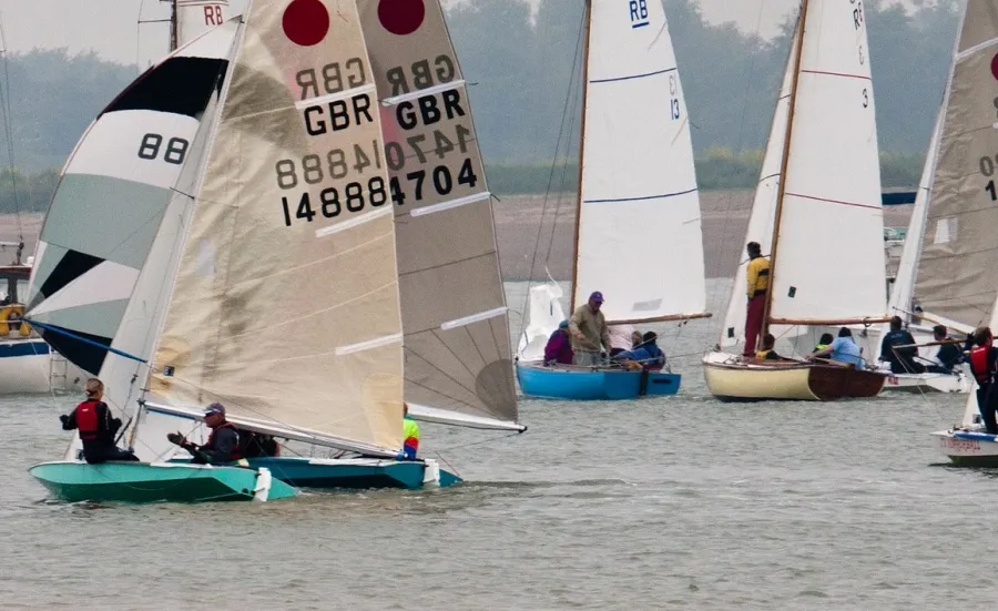 Six dinghy boats in a regatta