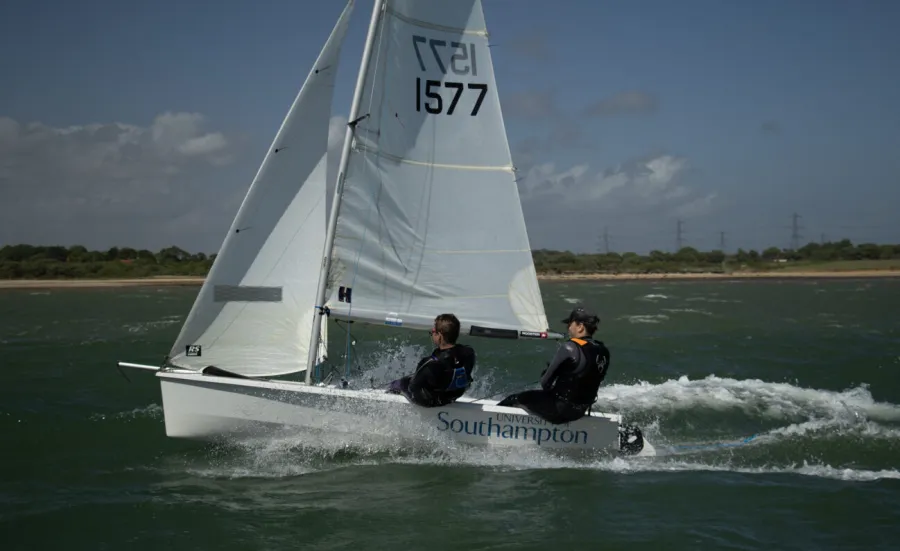 2 crew sailing a dinghy