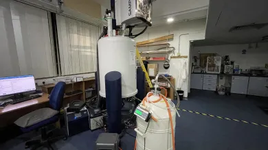 Laboratory with a 700 MHz NB Bruker Neo system device