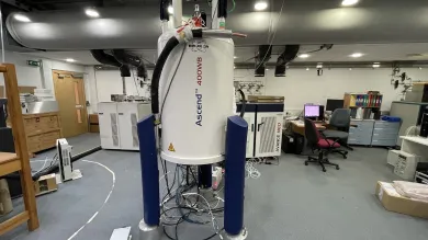 Laboratory with a Bruker Neo 400MHz device in the centre of the room