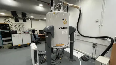 Laboratory with a Varian NMR System 600 MHz Dual Solids/Solution NMR System device