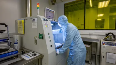 A person working at Mitsuboshi scribe and dice tool