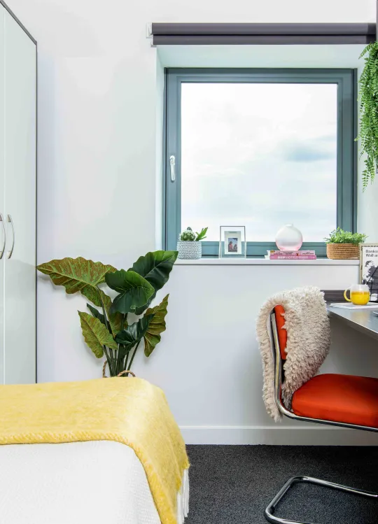 Southampton Orion Point Classic Ensuite desk in bedroom