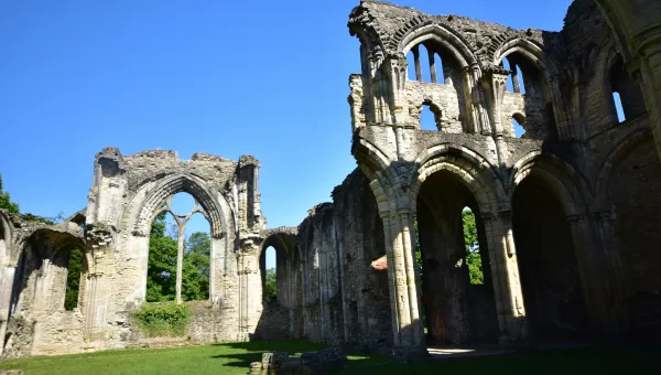 Netley Abbey ruins in the sunshine. 