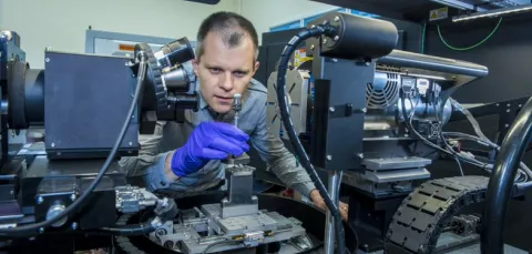An academic uses a piece of equipment in the mu-VIS X-ray imaging centre.
