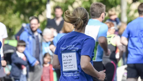 A few from behind a runner in the 2017 ABP Southampton marathon. The card on her back reads "for my dad... and so more people will beat cancer".