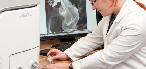person using scanning electron microscope in the microscopy laboratory