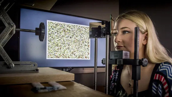 A psychology student takes part in a stereoscopic experiment