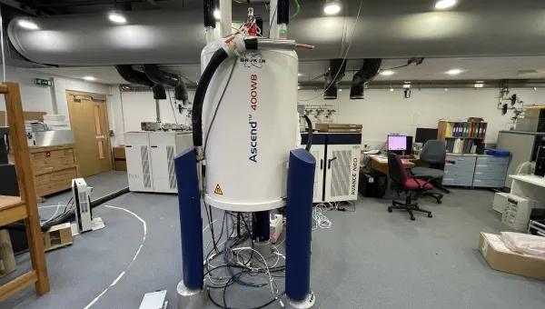 Laboratory with a Bruker Neo 400MHz device in the centre of the room