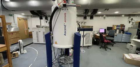 Laboratory with a Bruker Neo 400MHz device in the centre of the room