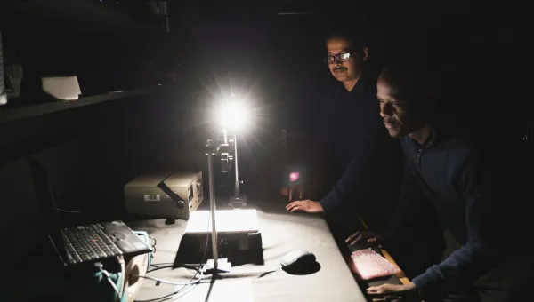 Analysing a sample in the Fieldspectroscopy Laboratory