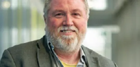 Portrait photo of Professor Leslie Carr