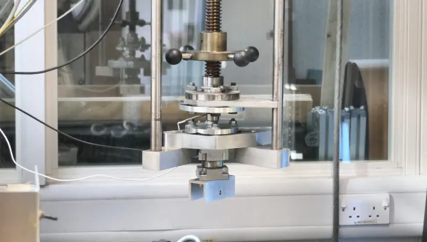 Laboratory testing apparatus used for applying controlled mechanical loads to test materials and structural component