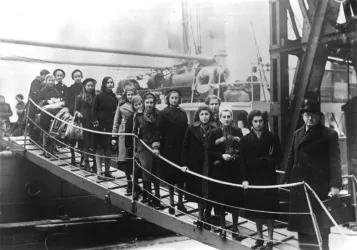 Creative Commons Bundesarchiv_Bild_183-S69279: Jewish refugees disembarking from a boat into London in 1939