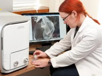 person using scanning electron microscope in the microscopy laboratory