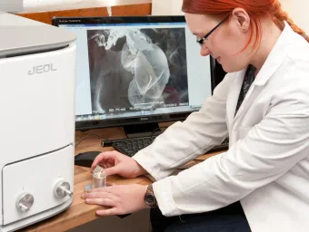 person using scanning electron microscope in the microscopy laboratory