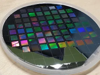 Silicon metasurface for enhanced on-chip spectroscopy 